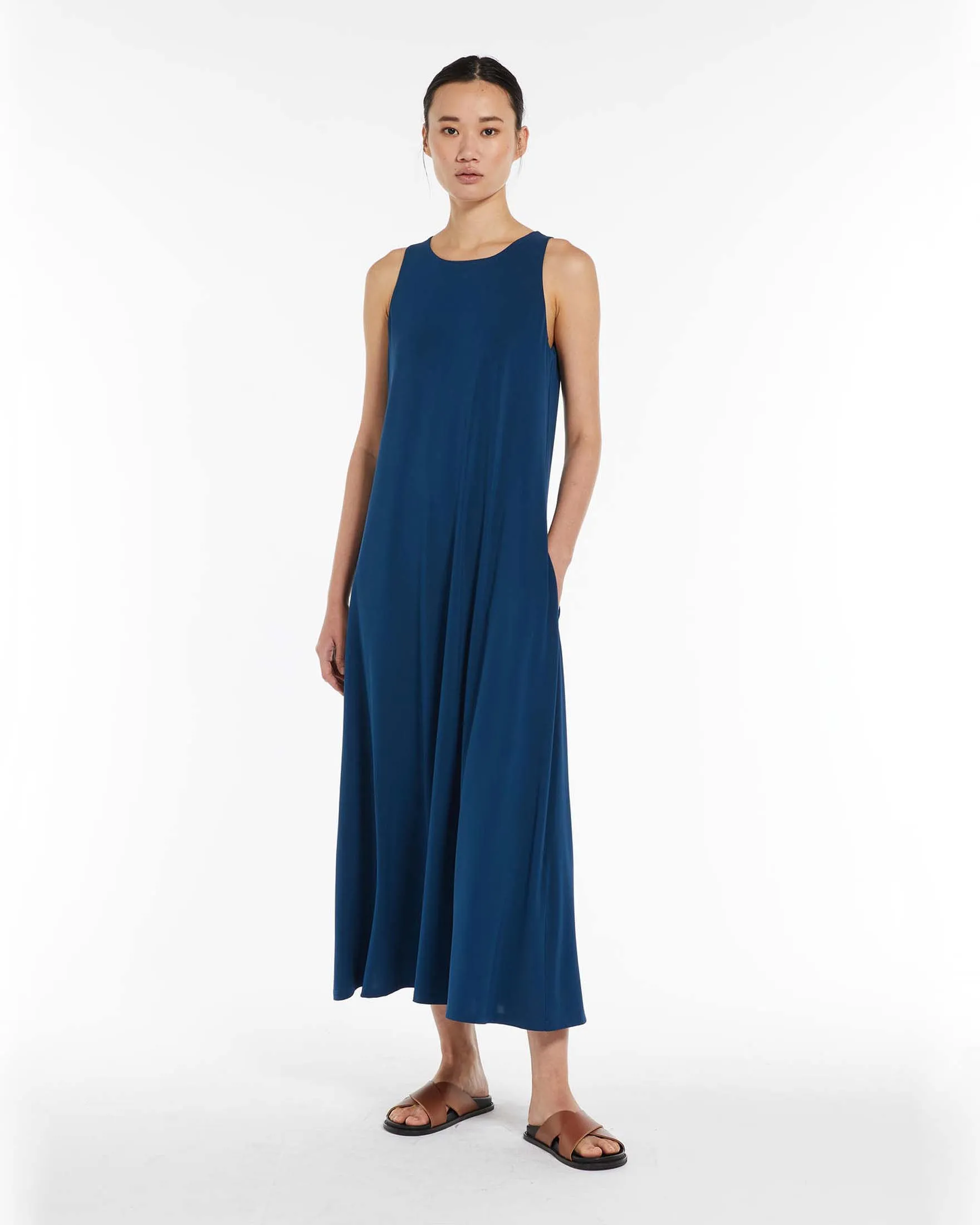 Abito lungo blu chiaro in jersey di viscosa stretch senza maniche con scollo tondo