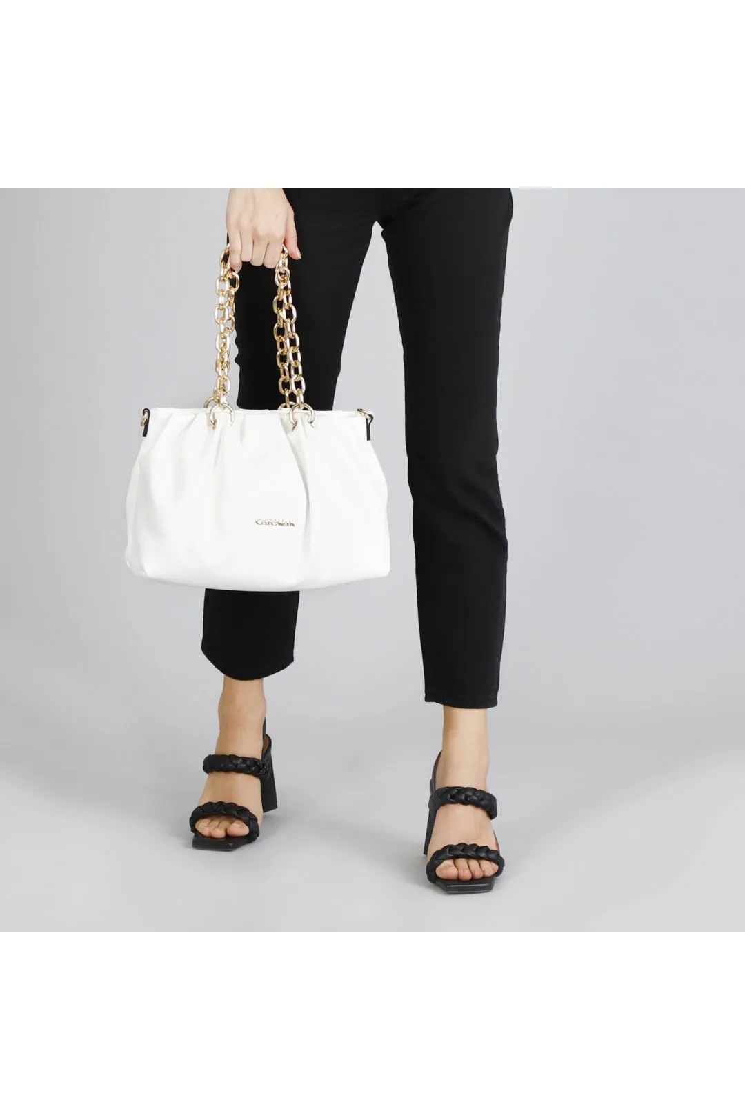 borsa a spalla con pieghe morbide e catene bianco