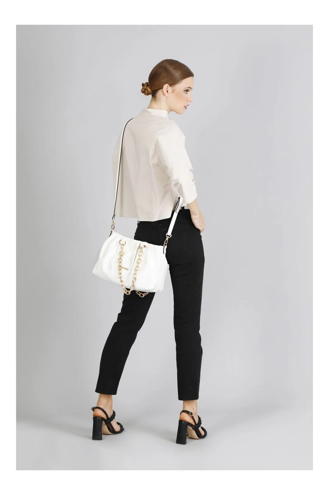 borsa a spalla con pieghe morbide e catene bianco