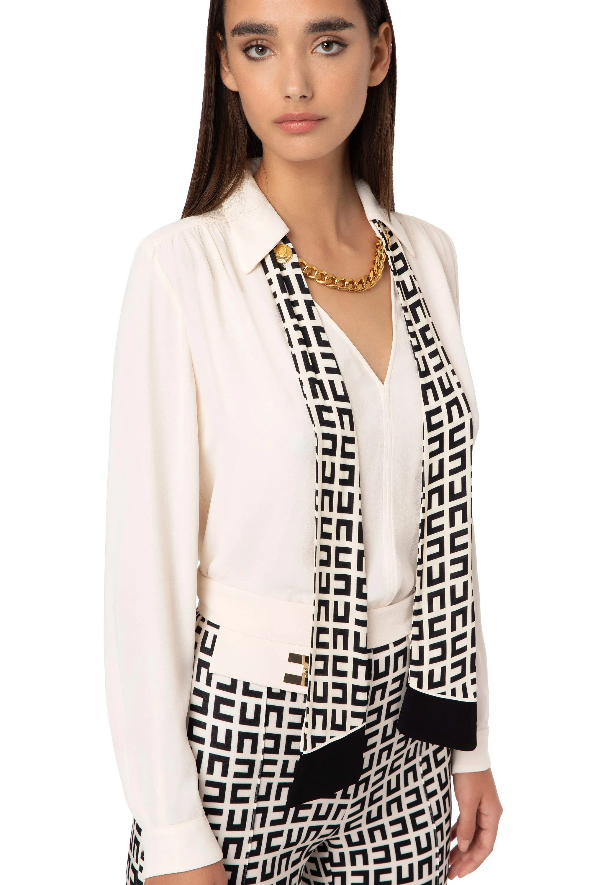Camicia con vestibilità dritta e scollo a V