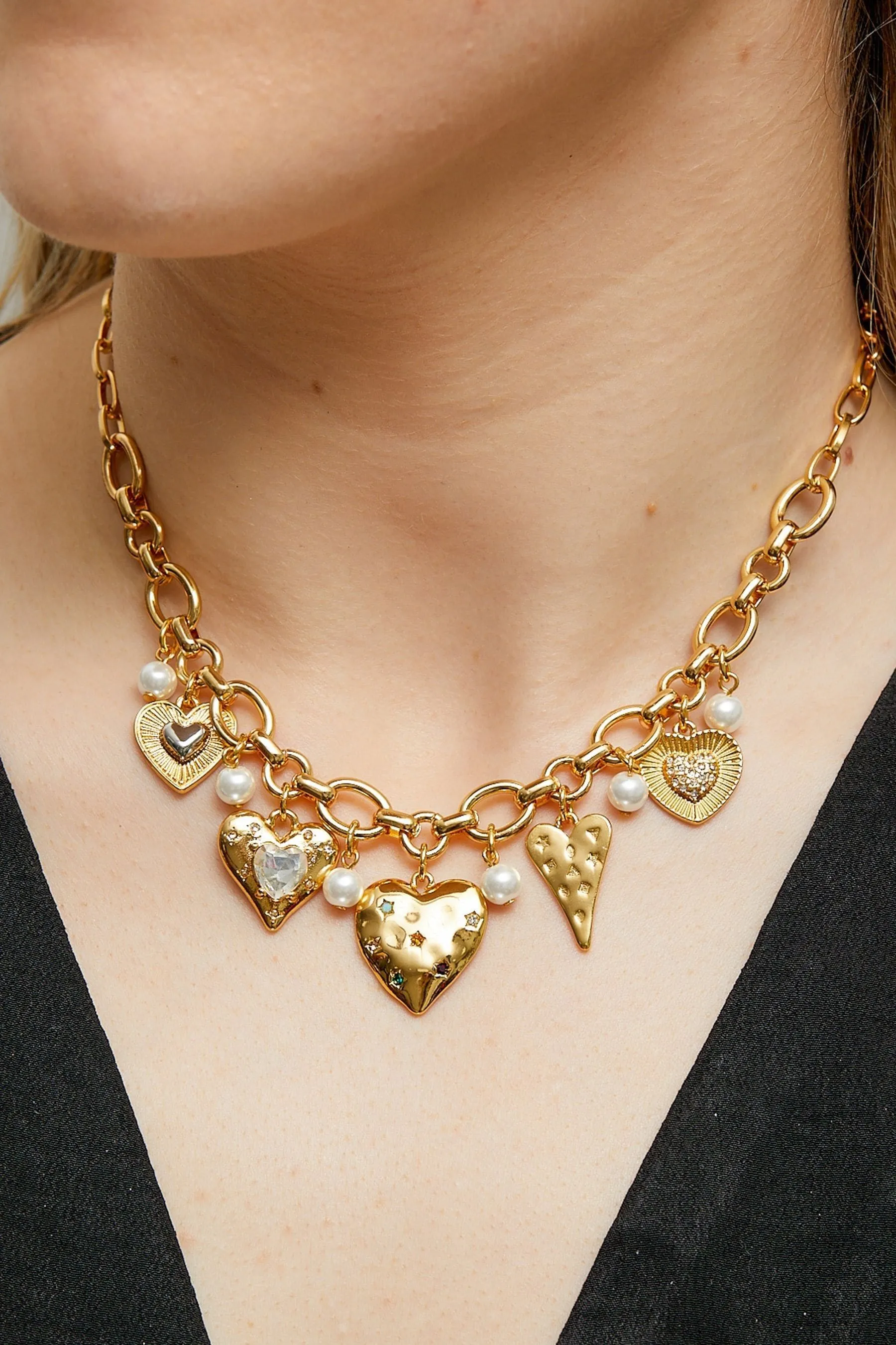 Collana con ciondolo a cuore e cristalli colorati