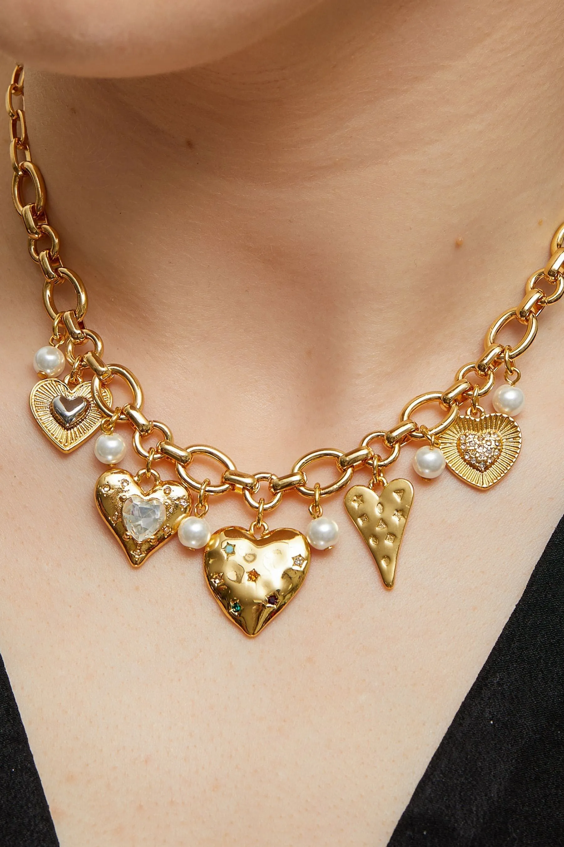Collana con ciondolo a cuore e cristalli colorati