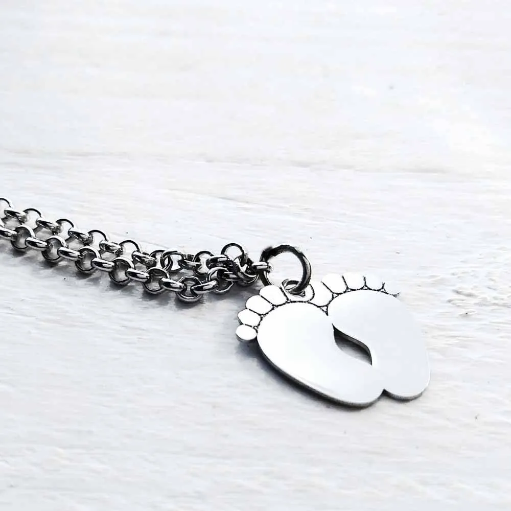 Collana con ciondolo a forma di baby piedini