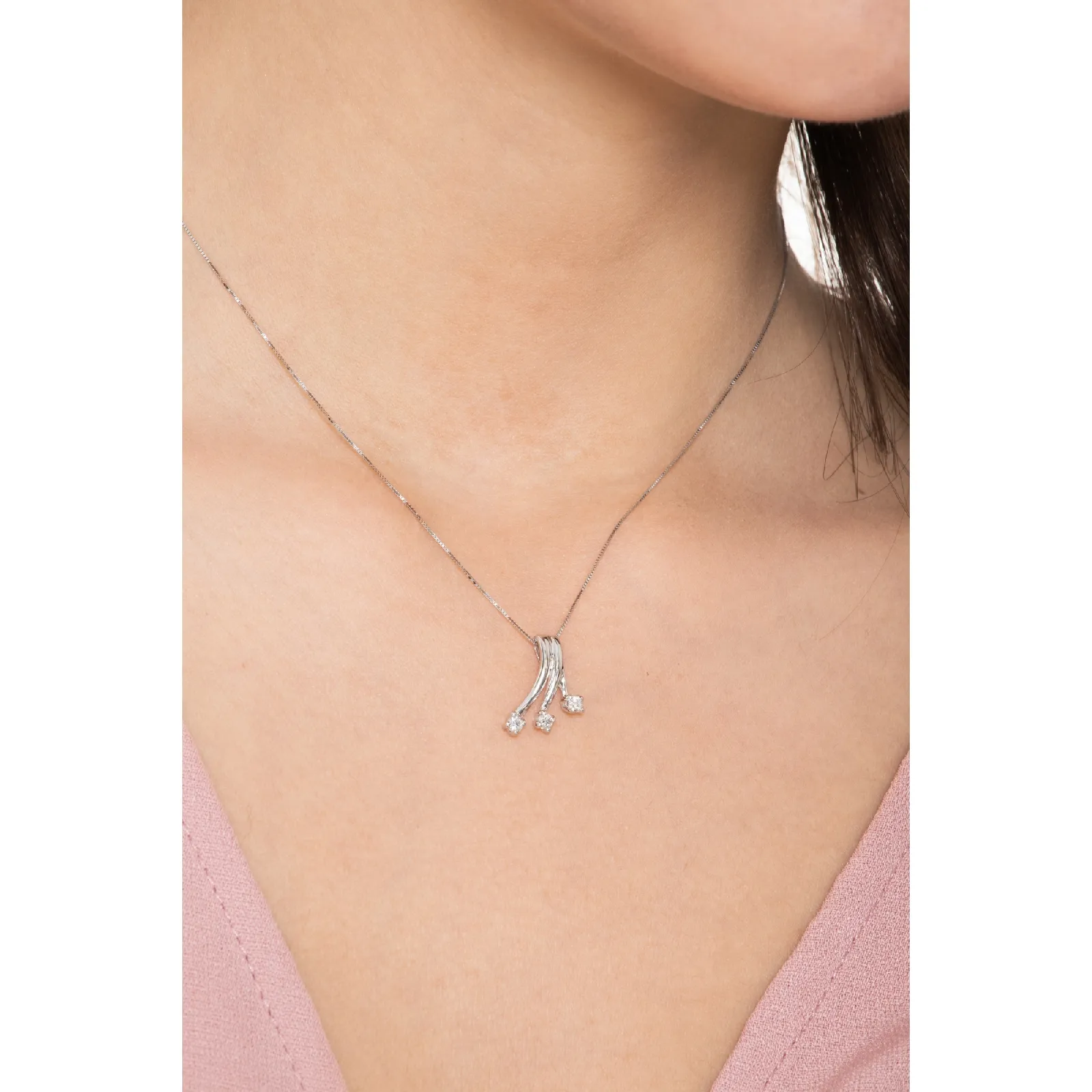 Collana con ciondolo modello trilogy in oro bianco 18k e diamanti, cm 1.35x1.75