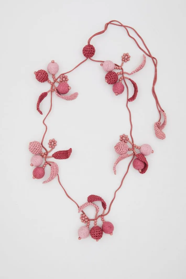 Collana lunga in rafia