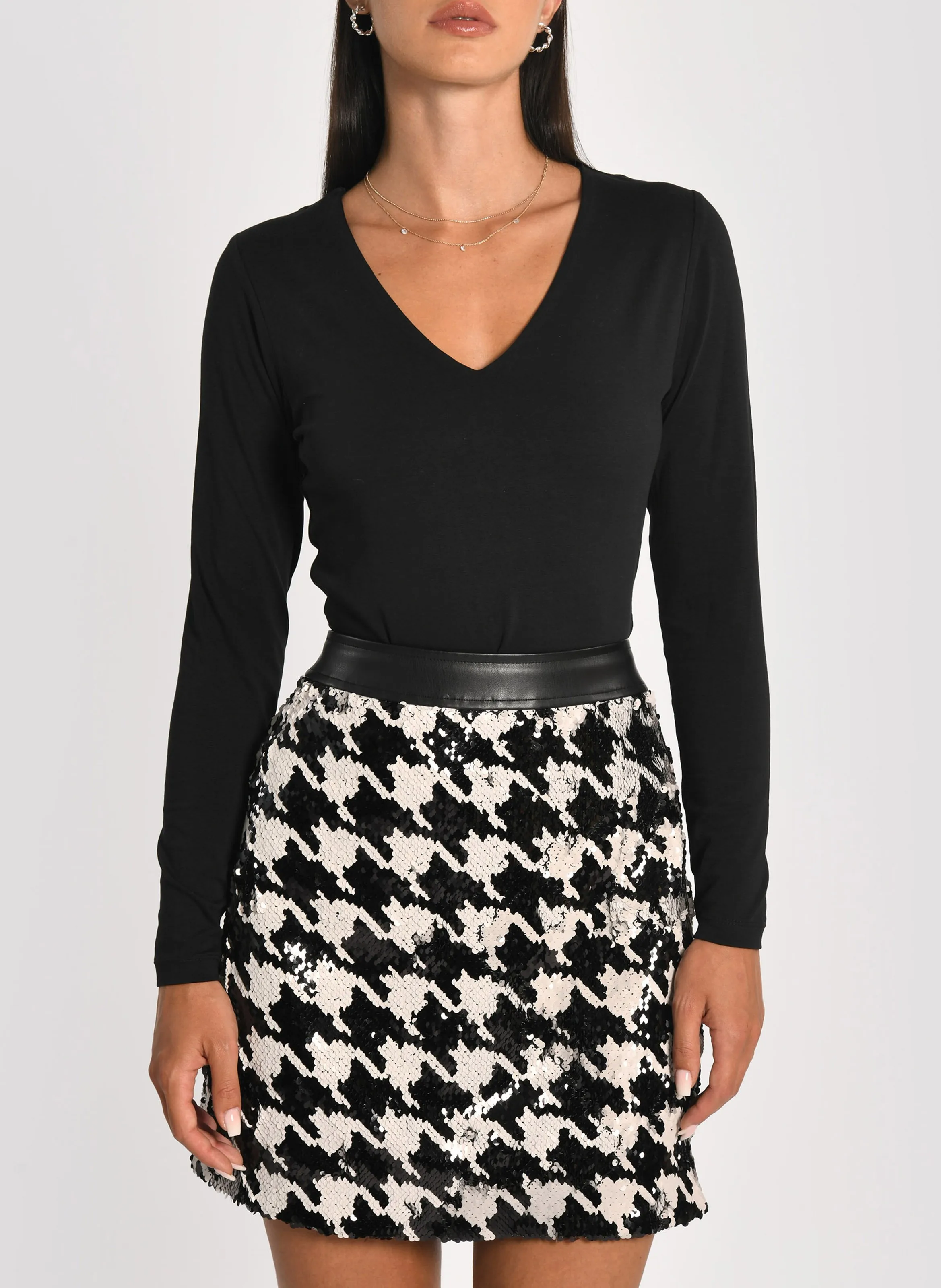  KOOKAI   MATHILDA - Maglietta aderente con scollo a V in cotone elasticizzato | Nero