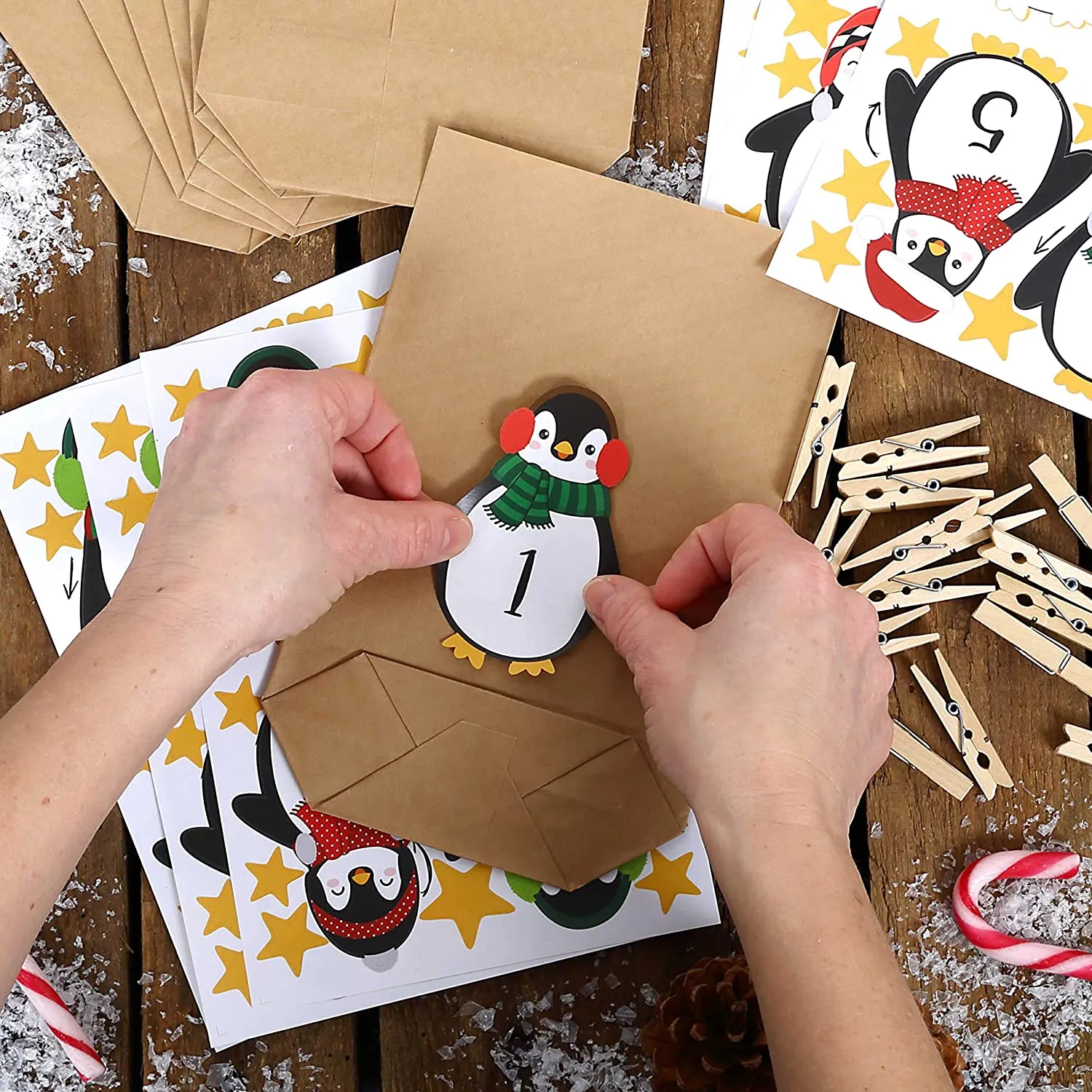 PaPIerDraCHeN DIY Calendario dell'avvento Set di Carta Kraft - Pinguini da attaccare - con 24 Sacchetti di Carta Marrone da riem