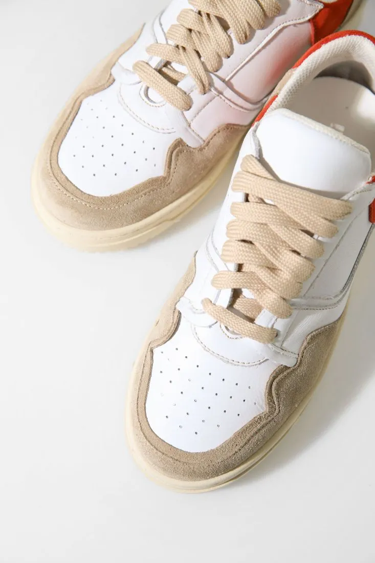 Sneakers in vera pelle con linguetta e inserti