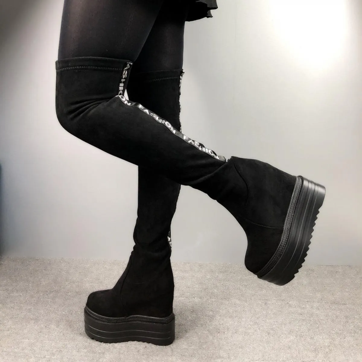 Stivali lunghi Nuovi stivali da donna con tacco super alto Zeppe da 13 cm Stivali a tubo alto Suola spessa all'interno Stivali s